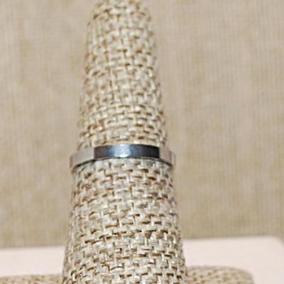 Size 7 Delicate STAINLESS STEEL Ring with "TREE DESIGN" on a Silver Colored Band (1.7g)