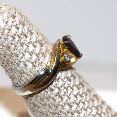 Size 6¼ Beautiful 3 Prong Pear Shape Ruby Colored Ring with 2 Side Accent Stones (3.6g)