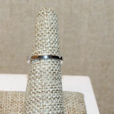 Size 6 Overlap Style Ring with Red, Green, Blue & Champagne Colored Stones on a Silver Tone Band (3.5g)