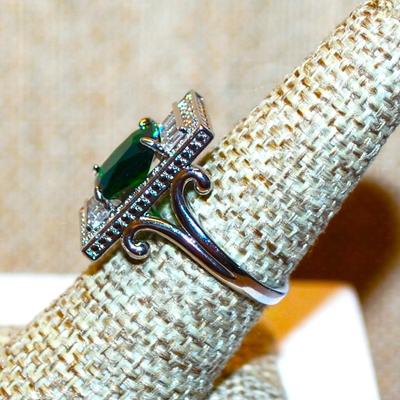 Size 7 Large Green Rectangle Main Stone Party Ring on a Glitter "Platform" and Silver Tone Band (5.3g)