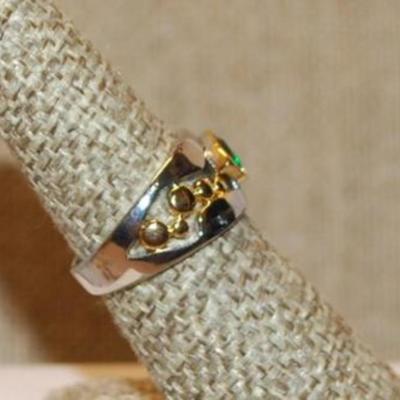 Size 8 Two-Tone Silver & Gold Colored Ring with Trillion Cut Green Stone on Silver Tone Band (4.9g)