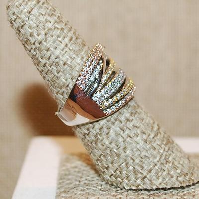 Size 7 Unique Trifecta Colored Ring with Silver, Gold & Rose Gold on a Silver Tone Band (6.7g)
