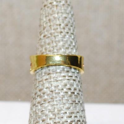 Size 5½ Half Infinity Style Ring with a Middle Line of Tiny Pink Stones on a Gold Tone Band (3.2g)