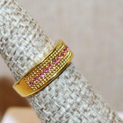Size 5½ Half Infinity Style Ring with a Middle Line of Tiny Pink Stones on a Gold Tone Band (3.2g)