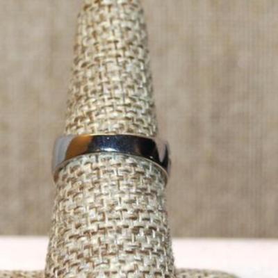 Size 10 Two-Tone Silver & Gold Colored Ring with Trillion Cut Green Stone on Silver Tone Band (5.3g)