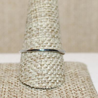 Size 10 ¾ Hi-Rise Single Clear 6 Prong Round Stone with 4 Round Side Accents on a Silver Tone Band (2.4g)