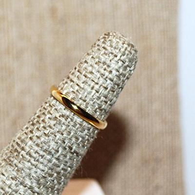 Size 4 Delicate Gold Colored No Stones Ring on a Gold Tone Band (1.0g)