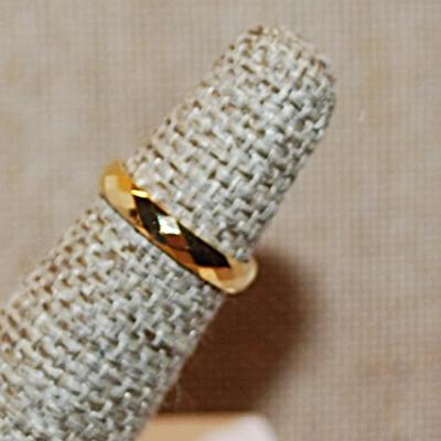 Size 4 Beveled Titanium Infinity Stainless Steel Ring on a Gold Tone Band (1.4g)