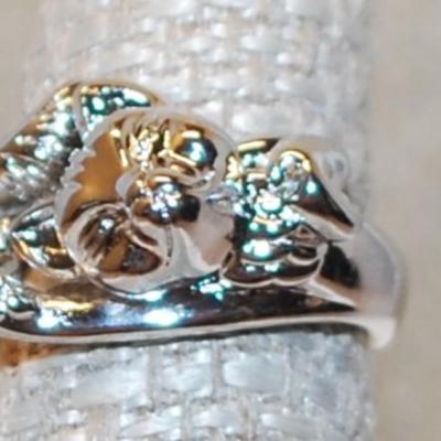 Size 5 "Cat with Arm Up" Styled Ring on a Silver Tone Band (5.4g)
