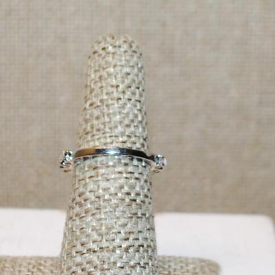 Size 5½ Marked .925 Round Clear Stone 4 Prong Ring with 5 Stone Accents on each Side on a Silver Band (3.2g)