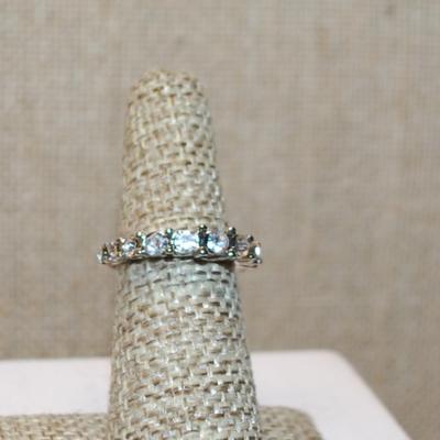 Size 5½ Marked .925 Round Clear Stone 4 Prong Ring with 5 Stone Accents on each Side on a Silver Band (3.2g)