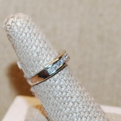 Size 5½ Engagement/Wedding Style Ring with Azure Cut Main Stone & Stone Side Accents on a Silver Tone Band (3.4g)