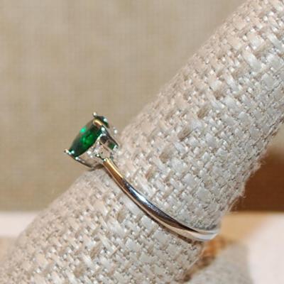 Size 6 GREEN HEART 3 Prong Stone Ring with 2 Round Clear Stone Sides on a Silver Band (1.5g)