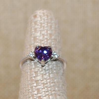 Size 6 PURPLE HEART 3 Prong Stone Ring with 2 Round Clear Stone Sides on a Silver Band (1.9g)