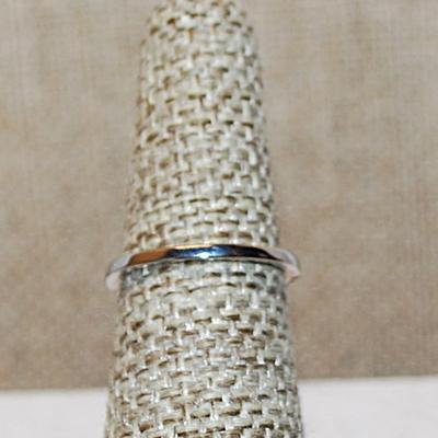Size 6 Marked .925 Delicate Single Row of Clear Stones Ring on a Half Infinity Slight Curved Silver Band (1.3g)