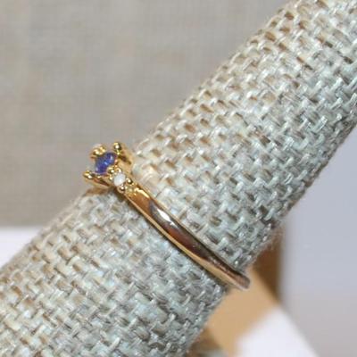 Size 6¼ Delicate Tiny Blue Stone Ring with 2 White Opaque Stone Accents on a Gold Tone Band (1.5g)