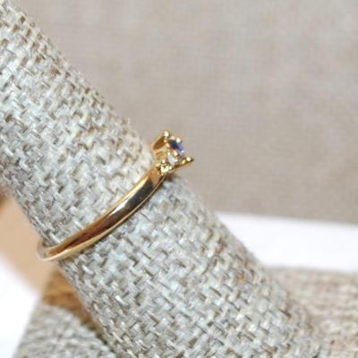 Size 6¼ Delicate Tiny Blue Stone Ring with 2 White Opaque Stone Accents on a Gold Tone Band (1.5g)