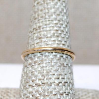 Size 6¼ Delicate Tiny Blue Stone Ring with 2 White Opaque Stone Accents on a Gold Tone Band (1.5g)