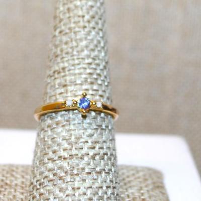 Size 6¼ Delicate Tiny Blue Stone Ring with 2 White Opaque Stone Accents on a Gold Tone Band (1.5g)