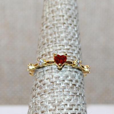 Size 6¼ Delicate RED HEART Ring with 2 Side Accents on a Gold Tone Knotted Band (1.3g)