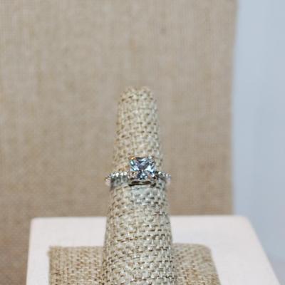 Size 6¼ Large Beveled Clear Stone Nested Ring with Tiny Clear Stone Side Accents on a Silver Tone Band (2.4g)