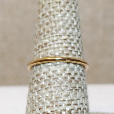 Size 6½ Small Horizontal Clear Oval Stone Ring with 2 Side Accents on a Gold Tone Band (1.4g)