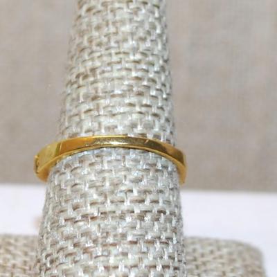 Size 6½ "Gold-Lined" Set of 5 Square Stones Ring with Clear Stones In Between on a Gold Tone Band (2.2g)