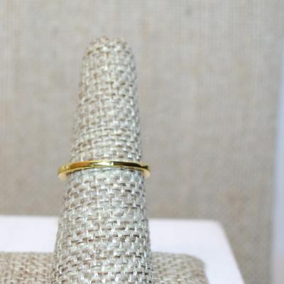 Size 6½ Delicate Row of 10 Clear Stones Ring on a Thin Gold Tone Band (1.4g)