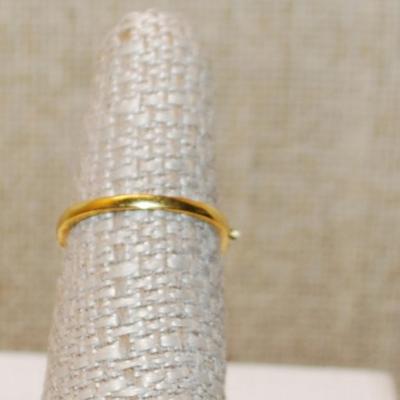 Size 6½ Round Clear Stones 8 in a Row Ring on a Gold Tone Band (1.2g)