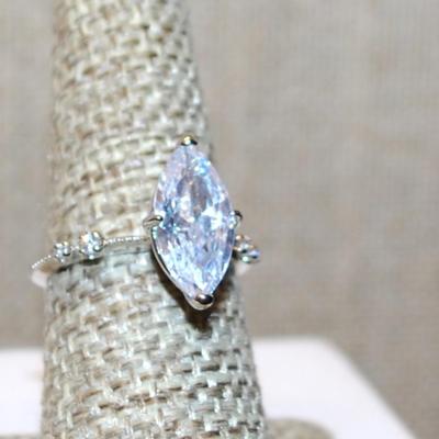 Size 7 Marked .925 Highrise Marquise Cut Stone Ring with 4 Tiny Stone Accents on a Silver Band (2.5g)