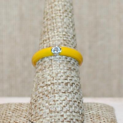 Size 7 YELLOW Enamel Style Ring with a Single Clear Stone (2.3g)