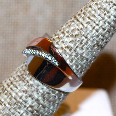 Size 7 Contemporary Two-Tone Ring with Line Accents on a Silver Tone Band (5.5g)
