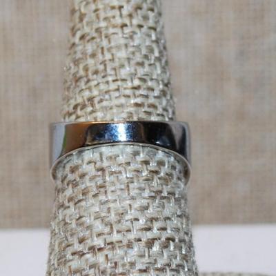 Size 7 Contemporary Two-Tone Ring with Line Accents on a Silver Tone Band (5.5g)