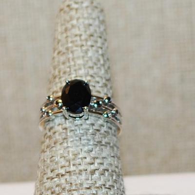 Size 7 BLACK OVAL Stone Ring with 8 Side Black Accent Stones on a Silver Tone Slit Band (3.1g)
