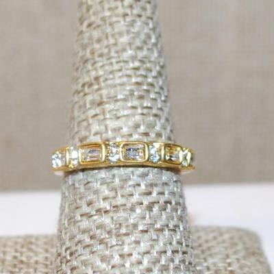 Size 7 "Gold-Lined" Set of 5 Square Stones Ring with Clear Stones In Between on a Gold Tone Band (3.0g)