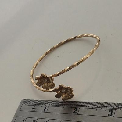 Gold tone flower fashion bracelet