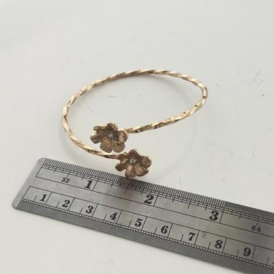 Gold tone flower fashion bracelet
