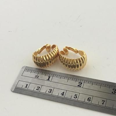 Gold tone unmarked clip on earrings vintage