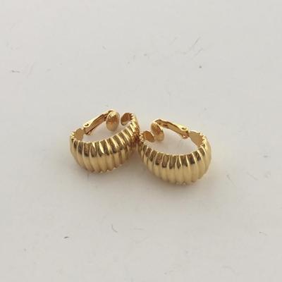 Gold tone unmarked clip on earrings vintage