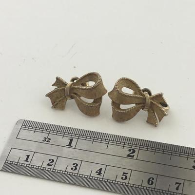 Trifari marked clip on fashion vintage earrings