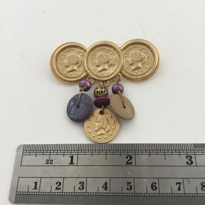 Gold tone fashion vintage pin
