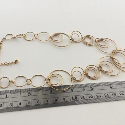 Daisy fuentes marked gold tone fashion necklace