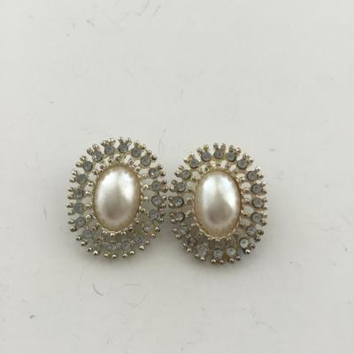 Silver tone unmarked clip on earrings