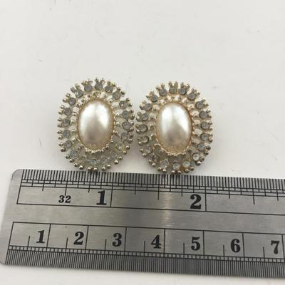 Silver tone unmarked clip on earrings
