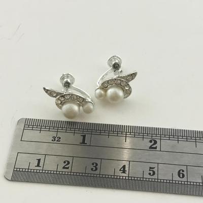 Unmarked silver tone screw on vintage earrings