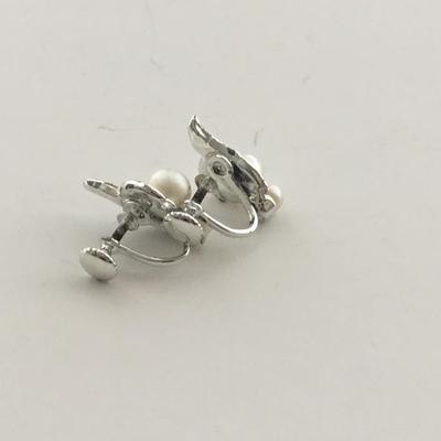 Unmarked silver tone screw on vintage earrings