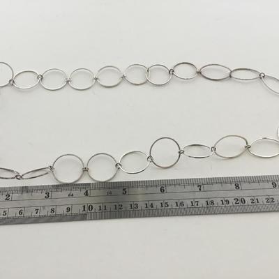 Silver tone round loop fashion necklace