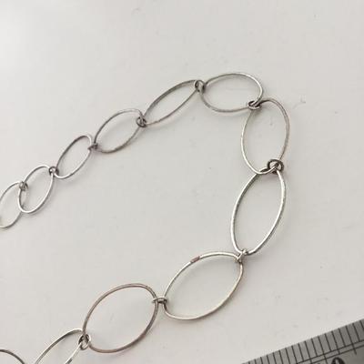 Silver tone round loop fashion necklace