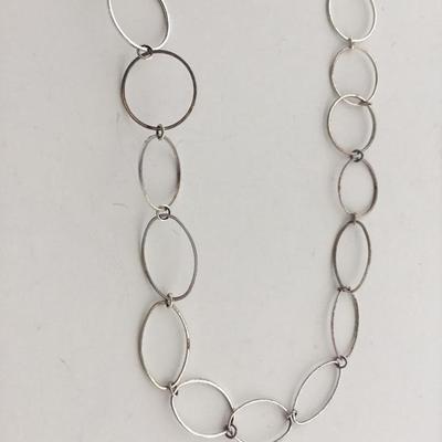 Silver tone round loop fashion necklace