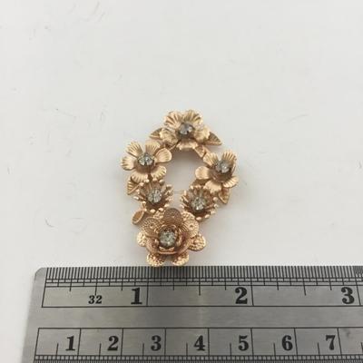 Gold tone flower necklace pendant